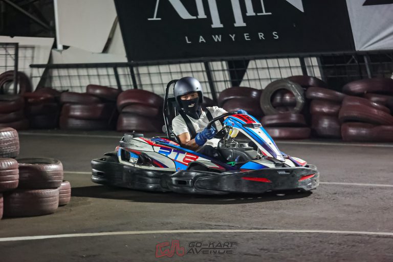 Orang Burnout Zaman Sekarang Nggak Selalu Cari Pantai — Kadang Cari Track 🏎️🌙